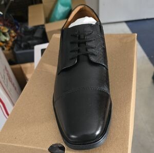 Clarks Men's Black Leather Cap-Toe Derby